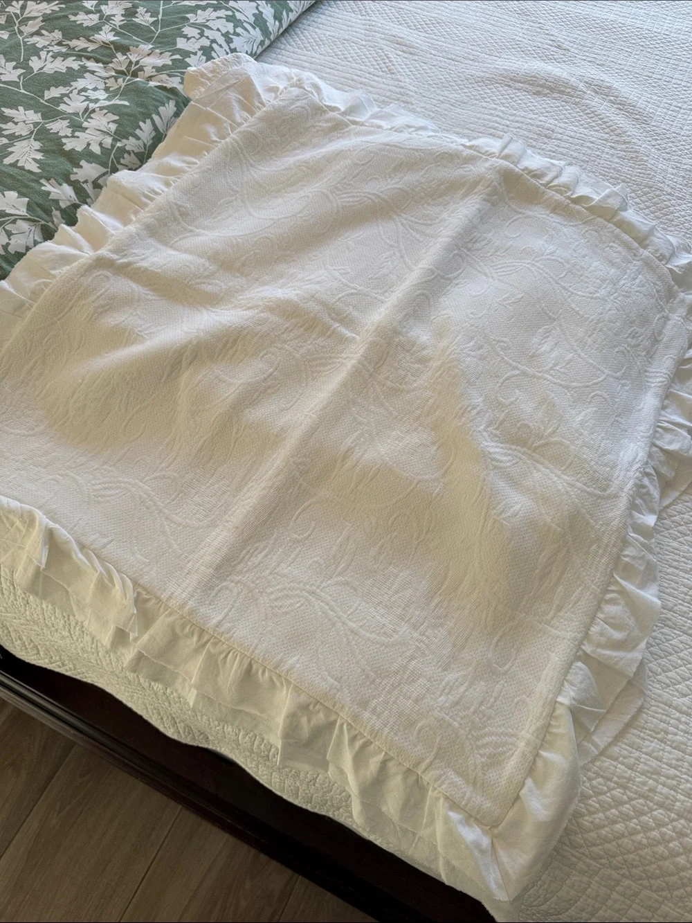 Docofil bright white king size Coverlet 100% cotton. W/ two pillow shams